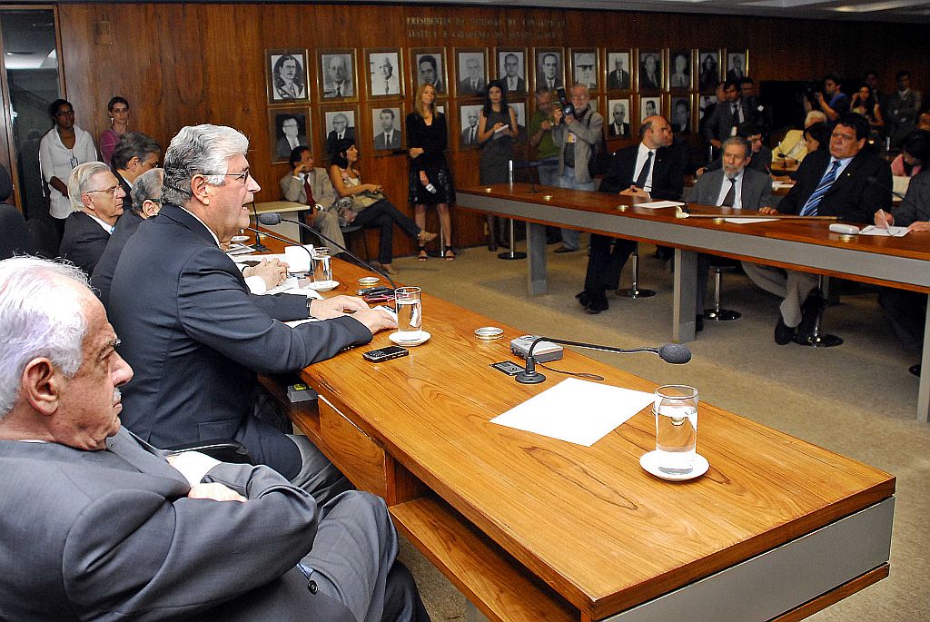 Requião, ao lado do senador Pedro Simon, lançou sua pré-candidatura à sucessão de Lula na sala da Comissão de Constituição e Justiça do Senado | Marcos Brandão/Gazeta do Povo