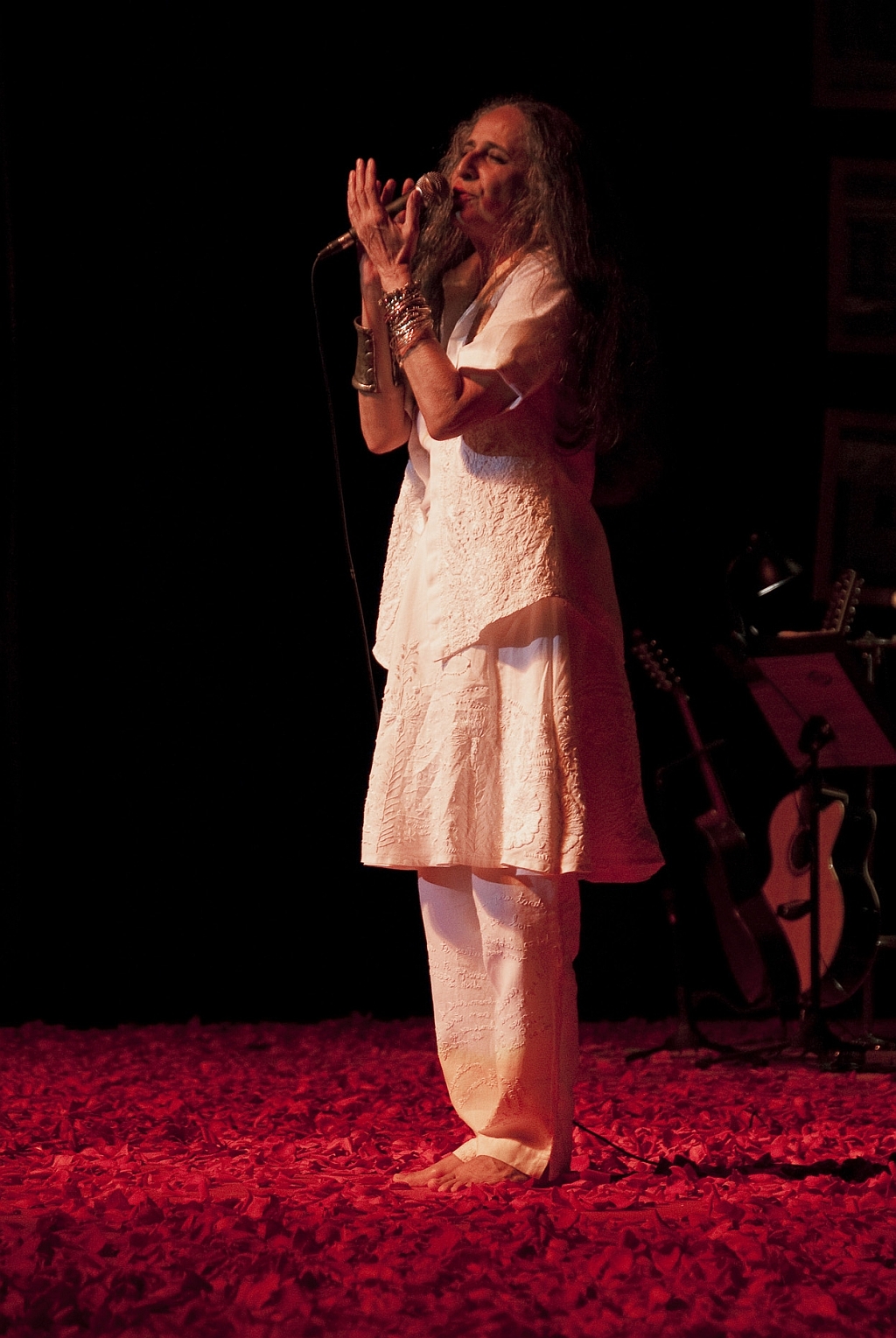 Preciso saber o que estão pensando, sentindo. Nossa música é muito rica, há muito talento em todo lugar. O Brasil é uma usina de criação musical. Maria bethânia, cantora | Mayra Bernardina e Inés Antich/Divulgação