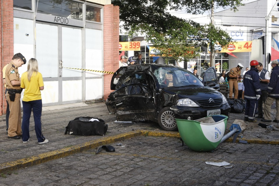 Quatro ocupantes do Citröen C3 morreram e um ficou ferido | Aniele Nascimento/Agência de Notícias Gazeta do Povo