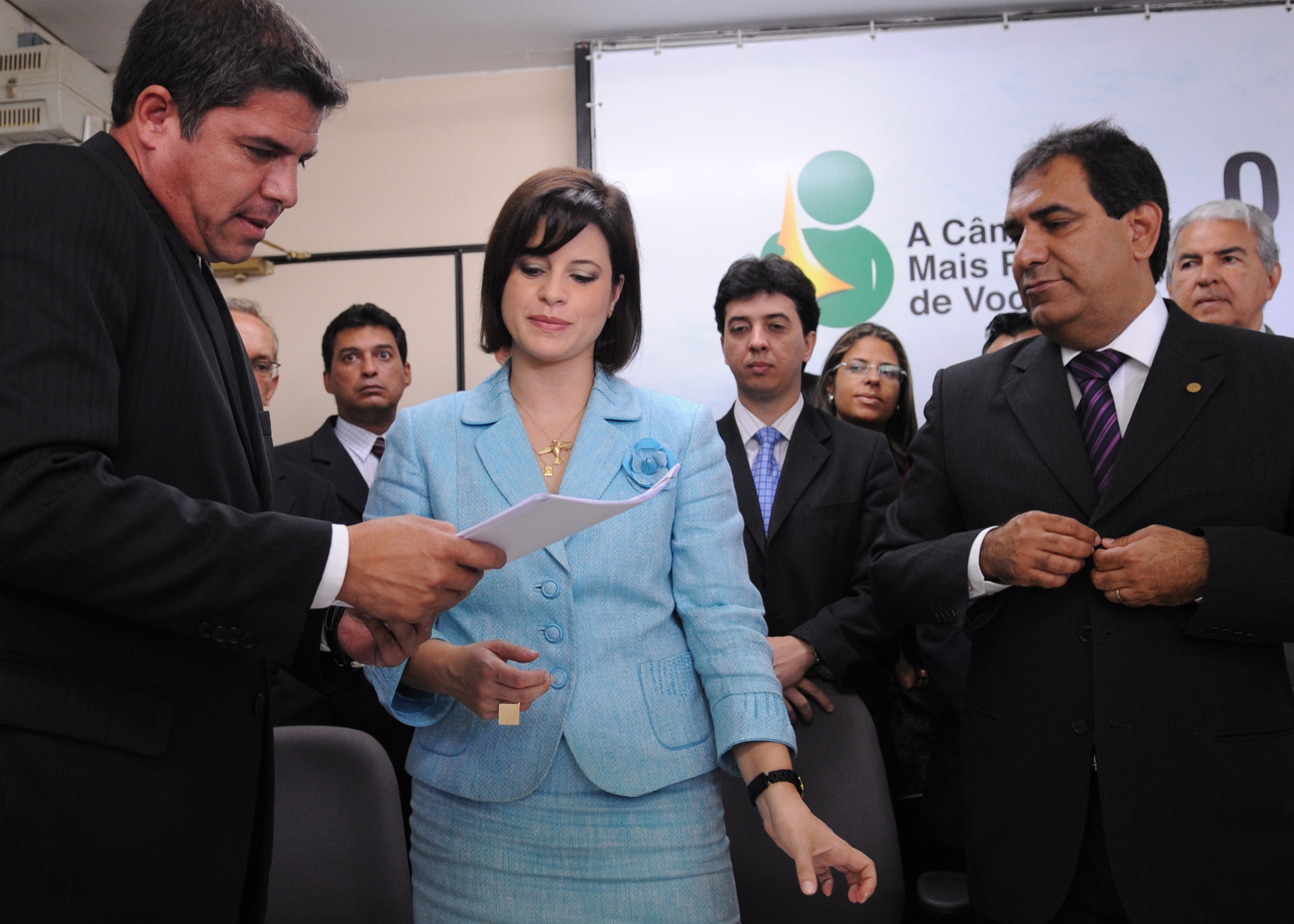 O presidente da Ordem dos Advogados do Brasil Nacional, Cezar Britto, e a presidente da seccional DF, Estefânia Viveiros, entregam ao presidente em exercício da Câmara Legislativa, Cabo Patrício, pedido de cassação dos deputados distritais | Roosewelt Pinheiro/Agência Brasil
