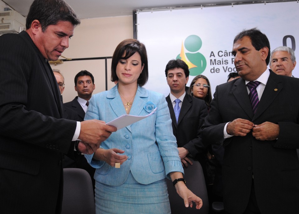 O presidente da Ordem dos Advogados do Brasil Nacional, Cezar Britto, e a presidente da seccional DF, Estefânia Viveiros, entregam ao presidente em exercício da Câmara Legislativa, Cabo Patrício, pedido de cassação dos deputados distritais | Roosewelt Pinheiro/Agência Brasil