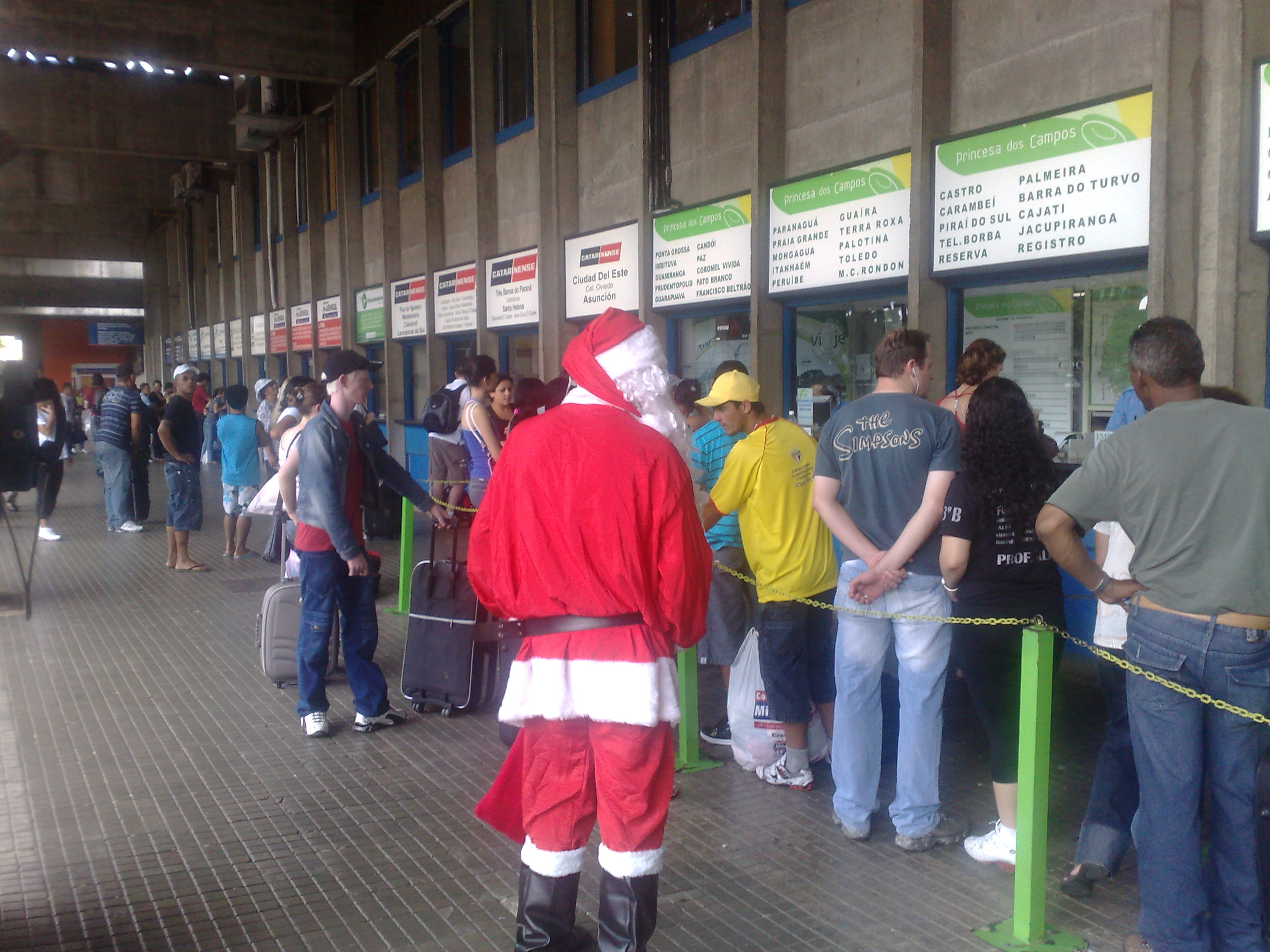 Passageiros enfrentam filas nos guichês de compra de bilhetes da Rodoferroviária de Curitiba | Angelo Binder / Gazeta do Povo