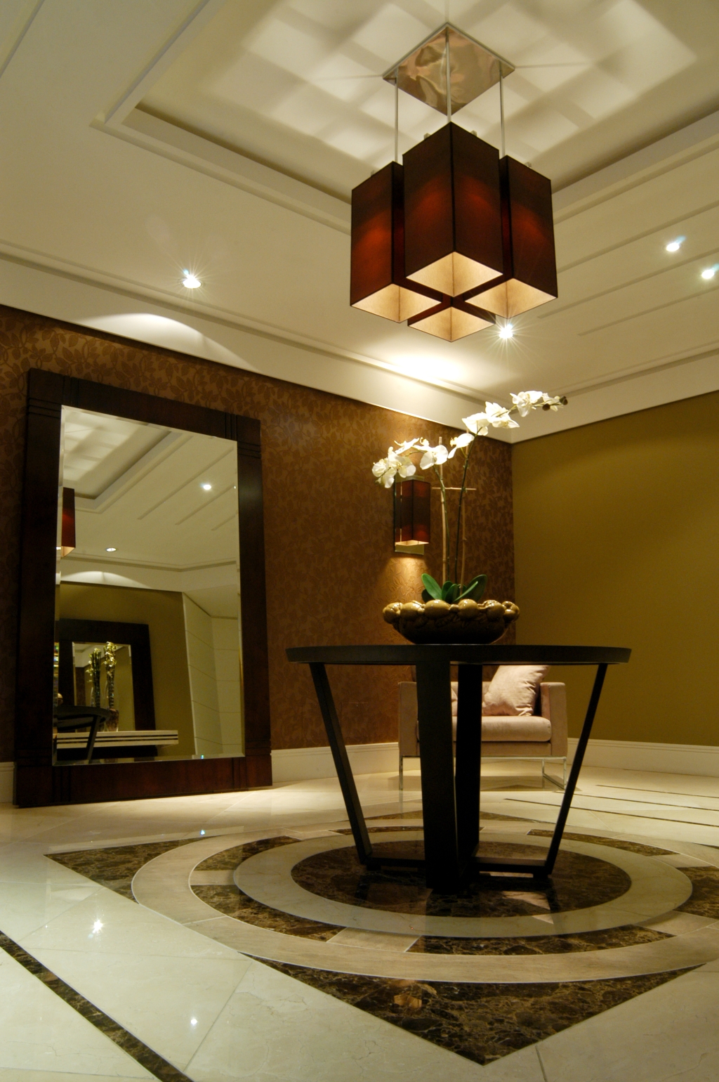 Hall projetado por Caroline Bollmann: teto e piso em harmonia | Divulgação