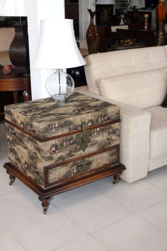 Baú de madeira revestido com tecido. R$ 1.694, na Artesanal |