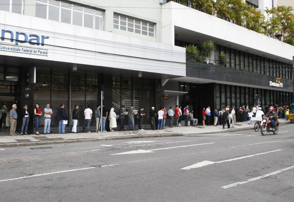 Apesar da fila na semana passada, o movimento no Detran não lembrava em nada as cenas do fim de 2008 e início de 2009... | Aniele Nascimento/Gazeta do Povo