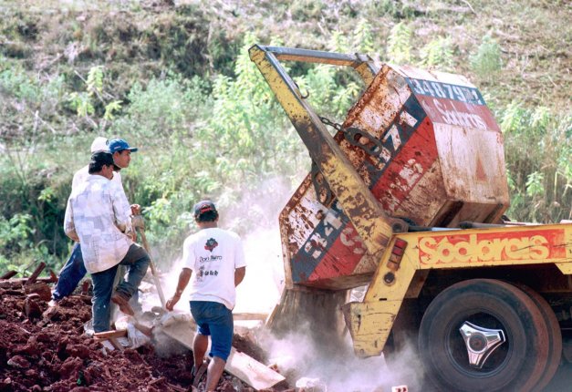Antes mesmo da prefeitura ficar proibida de usar o aterro, entulho da construção civil já era vetado | Arquivo/Agência de Notícias Gazeta do Povo