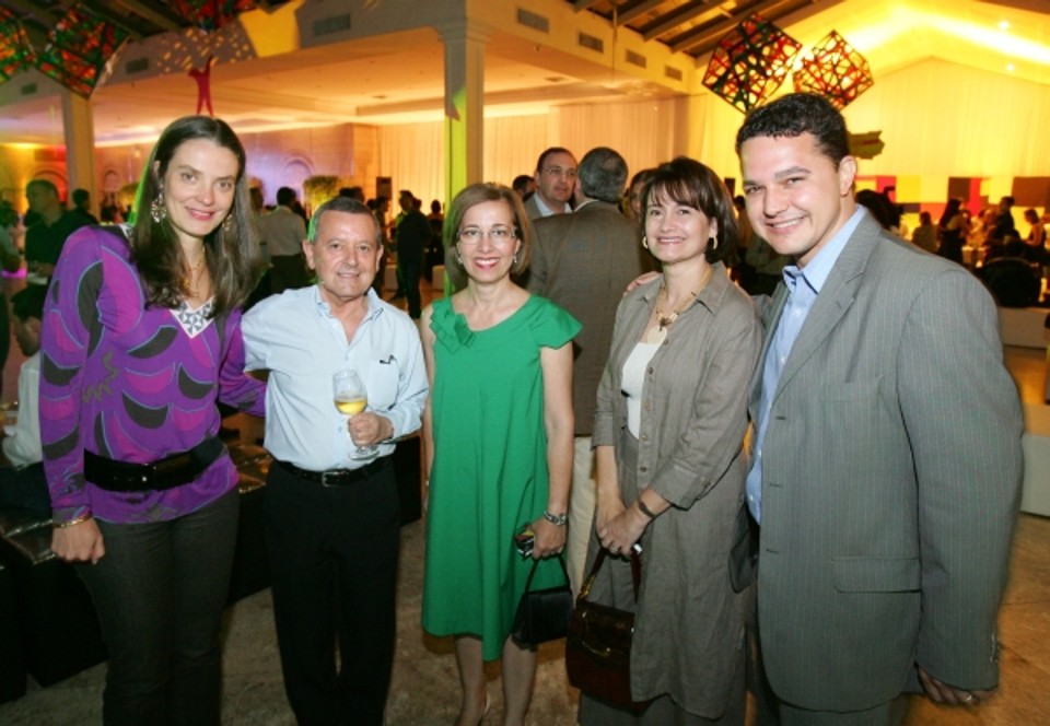 A Rede Paranaense de Comunicação realizou ontem um almoço e um jantar de confraternização para os funcionários do grupo no Castelo do Batel. Na foto acima, a vice-presidente da RPC, Ana Amélia Filizola (à esq.); o gerente de relações com o mercado da RPCTV, Carlos Cunha; Rosaly Salazar, gerente comercial da RPCTV; Clarice Lopez , diretora do Instituto RPC;  e Luiz Claudio Vieira, diretor da RPCTV | Daniel Castellano/Gazeta do Povo