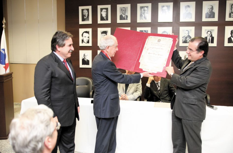 Observado pelo presidente eleito da OAB-PR, José Lucio Glomb (à esq.), o advogado Eduardo Rocha Virmond recebe do atual presidente, Alberto de Paula Machado (à dir.), o prêmio e a medalha José Rodrigues Vieira Neto, honraria máxima da entidade. A sessão solene foi na sexta-feira, na sede da seccional paranaense. Apenas três advogados receberam a distinção até hoje, desde 2000, quando foi criada: Alir Ratacheski, Egas Moniz de Aragão e René Dotti. Virmond presidiu a OAB-PR de 1977 a 1979 | Adalberto Rodrigues