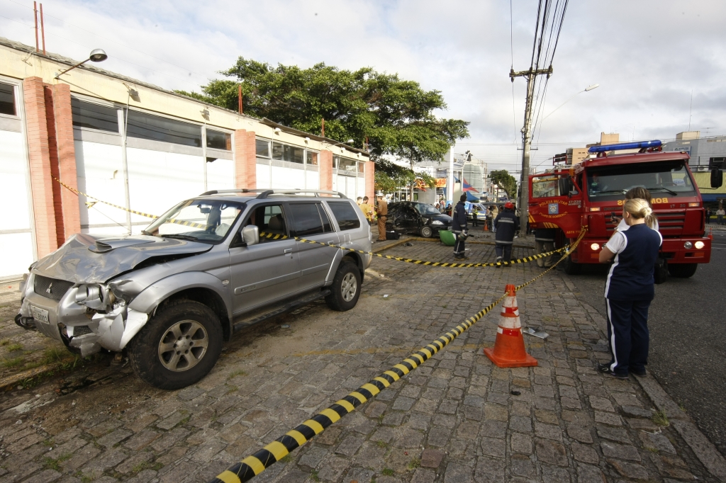 A Pajero de Eduardo Miguel Abib depois do acidente: conforme testemunhas, empresário estava embriagado, em alta velocidade e furou o sinal vermelho | Aniele Nascimento/Gazeta do Povo