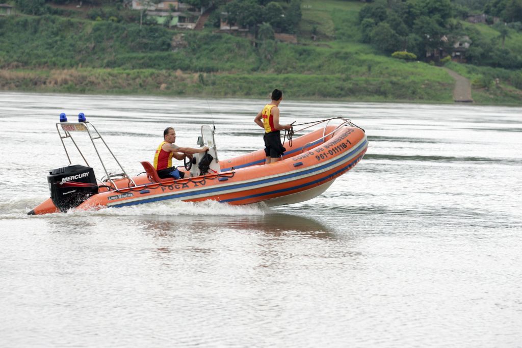 Ontem, o Corpo de Bombeiros fez uma operação no Rio Iguaçu à procura de Anderson. Buscas continuarão por seis dias | Christian Rizzi/Gazeta do Povo