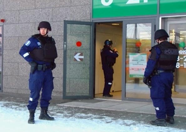 Policiais em frente ao shopping em que ocorreu tiroreio nesta quinta-feira (31) em Espoo, cidade finlandesa próximo a Helsinque | Reuters