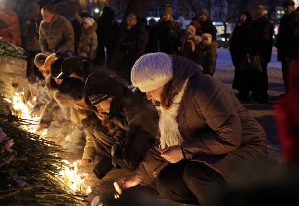 Russos acendem velas em frente ao clube noturno que pegou fogo e matou mais de 100 pessoas | Reuters