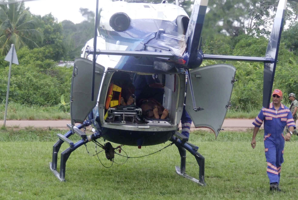 Brasileiros são socorridos e transportados de helicóptero para hospital após ataque em albina, no Suriname | Reuters