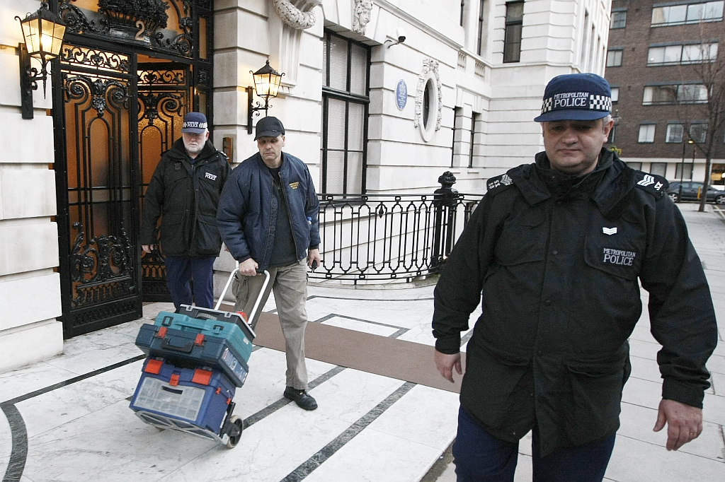 Policiais ingleses investigam provas coletadas em local onde se acredita que vivia o suspeito de tentar atentado terrorista contra avião que ia da Holanda aos EUA | AFP
