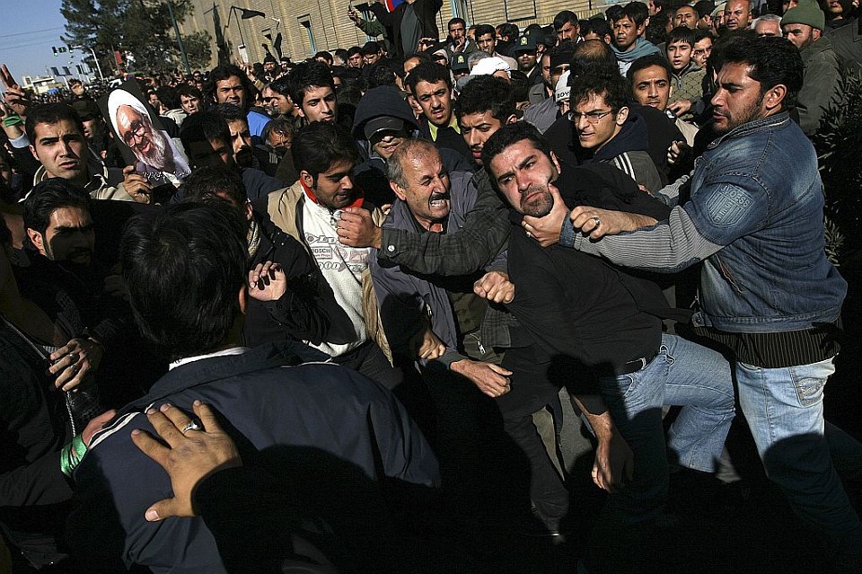 Simpatizantes do governo do presidente Mahmoud Amadinejad e as pessoas que foram ao funeral do clérigo dissidente entraram em confronto | Reuters