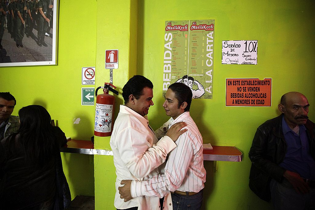 Rafael Ramirez (esquerda) e seu companheiro Sebastian A. Becerril se divertem em um bar gay na Cidade do México. Eles vão passar a ter os mesmos direitos dos casais heterossexuais | Reuters