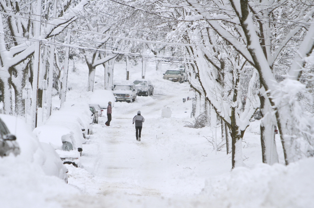 Neve cobre ruas e carros em Wisconsin, Estados Unidos | AFP