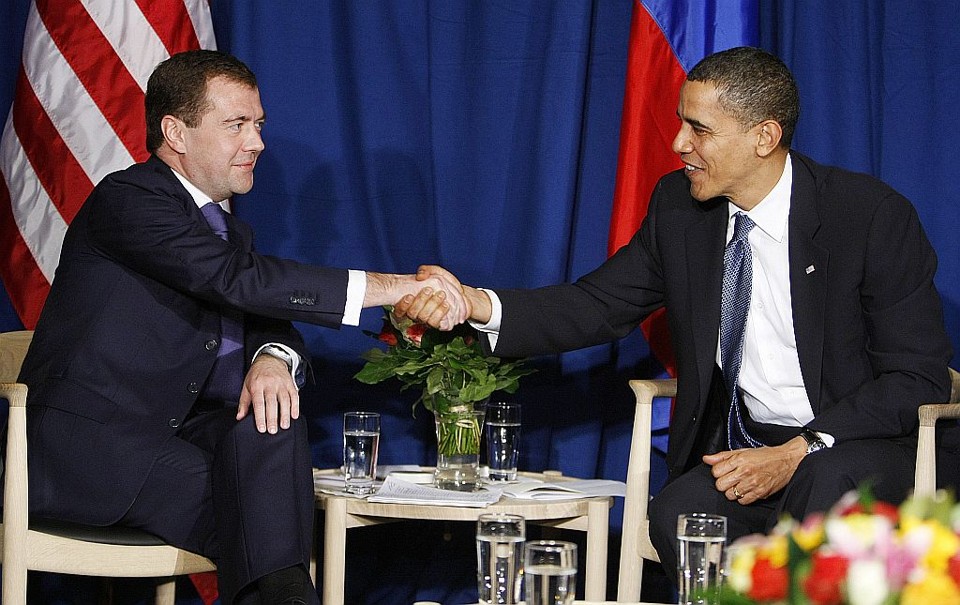 Presidente russo Dmitry Medvedev encontrou Barack Obama em Copenhaguen para discutir acordo nuclear | Reuters