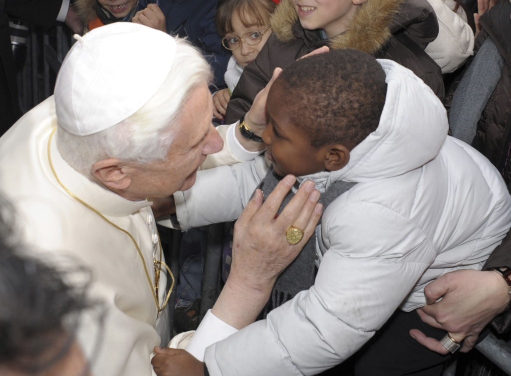 Papa beija criança ao fim de sua visita pela Comunidade de Santo Egídio | Reuters