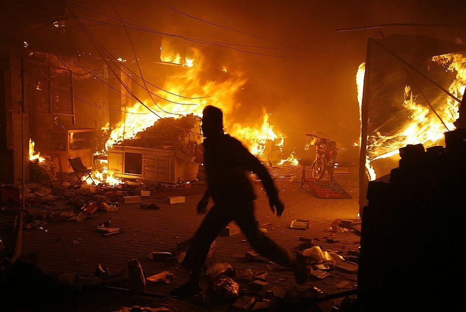 Homem corre após explosão em mercado da cidade de Lahore. Atentado teria deixado pelo menos 34 vítimas fatais | Reuters