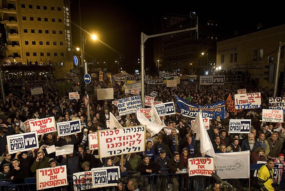 Manifestantes contra a decisão do governo de limitar construção de assentamentos judeus se reúnem em Jerusalém | Reuters