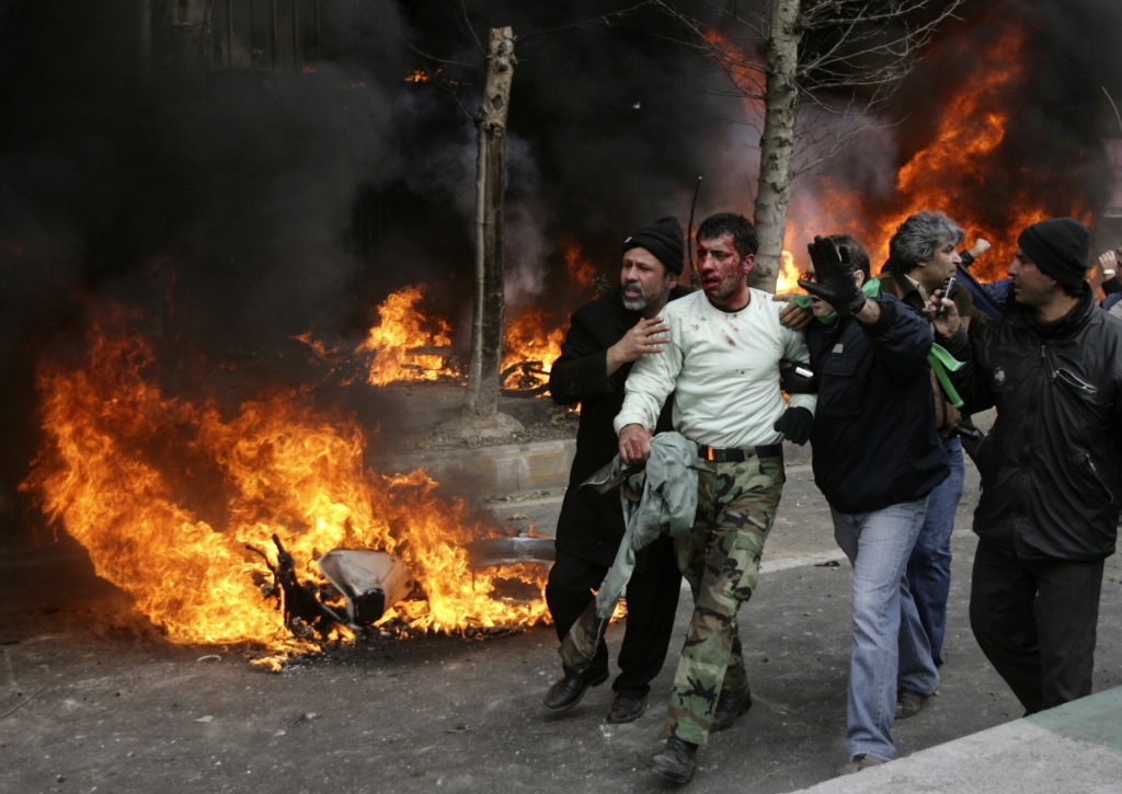 Manifestantes ajudam policial ferido durante protesto no Irã | Reuters