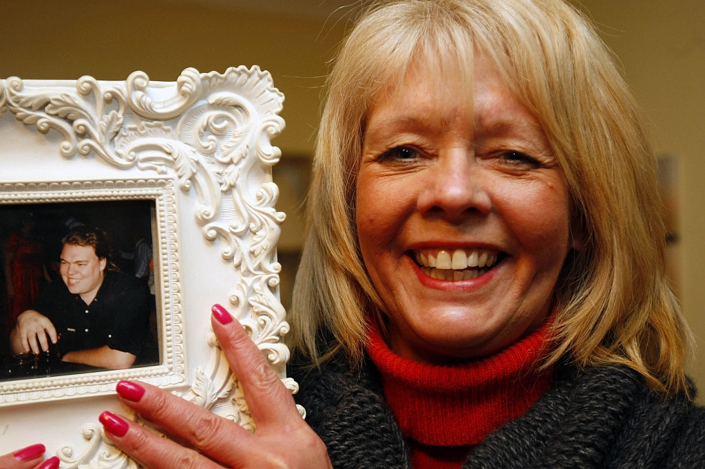 Britânico sequestrado em 2007 é solto - O britânico Peter Moore, mantido como refém no Iraque desde 2007, foi entregue às autoridades em Bagdá, para comemoração da mãe, Avril Sweeney. O especialista em tecnologia foi sequestrado junto com outros quatro britânicos em maio de 2007, dentro do Ministério de Finanças iraquiano, por um grupo de 40 militantes disfarçados como seguranças | AFP