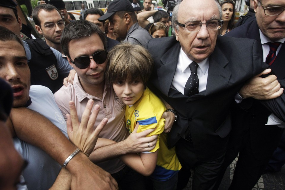Sean chega ao Consulado americano com o padrasto João Paulo Lins e Silva | Bruno Domingos/Reuters