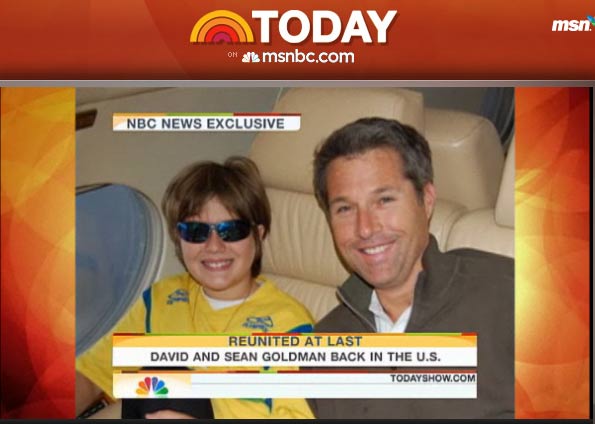 Imagem da rede de TV NBC mostra Sean e David Goldman sorrindo juntos em voo que levou os dois do Brasil para os EUA | Reprodução/MSNBC.com