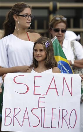 Garota segura cartaz em protesto no Rio de Janeiro pela permanência de Sean no Brasil | Reuters