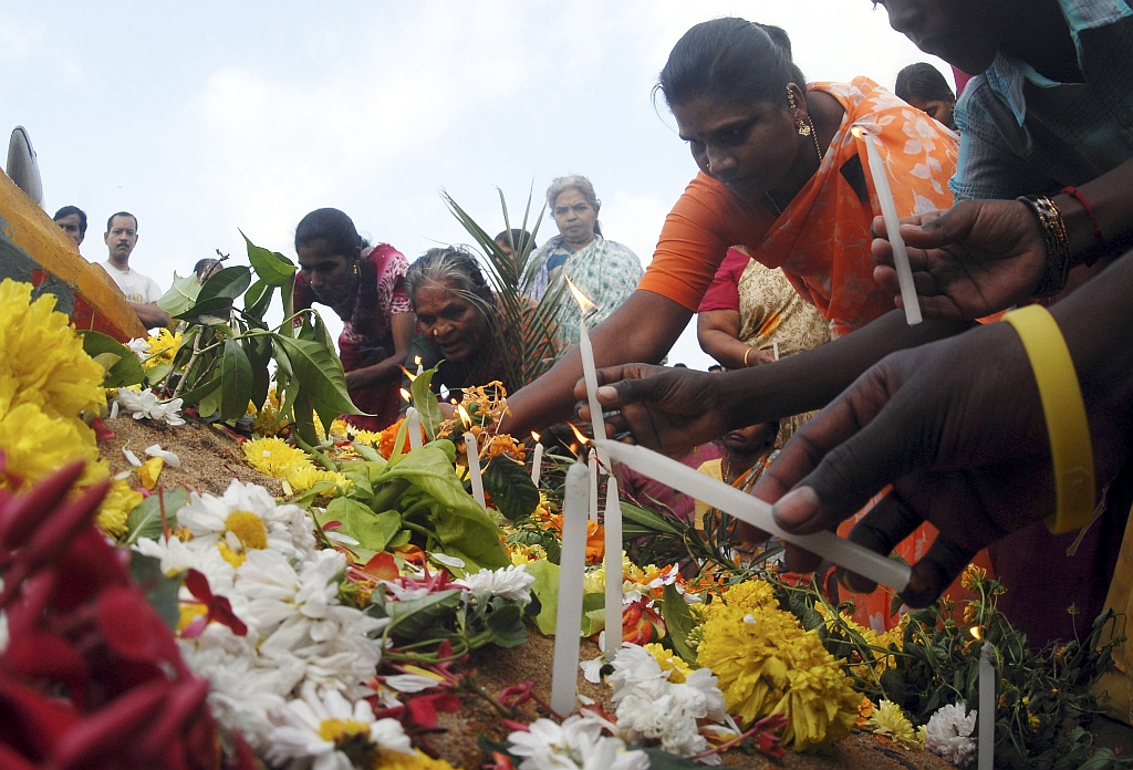 Sobreviventes do tsunami na Índia acendem velas pelo quinto aniversário da tragédia | Reuters