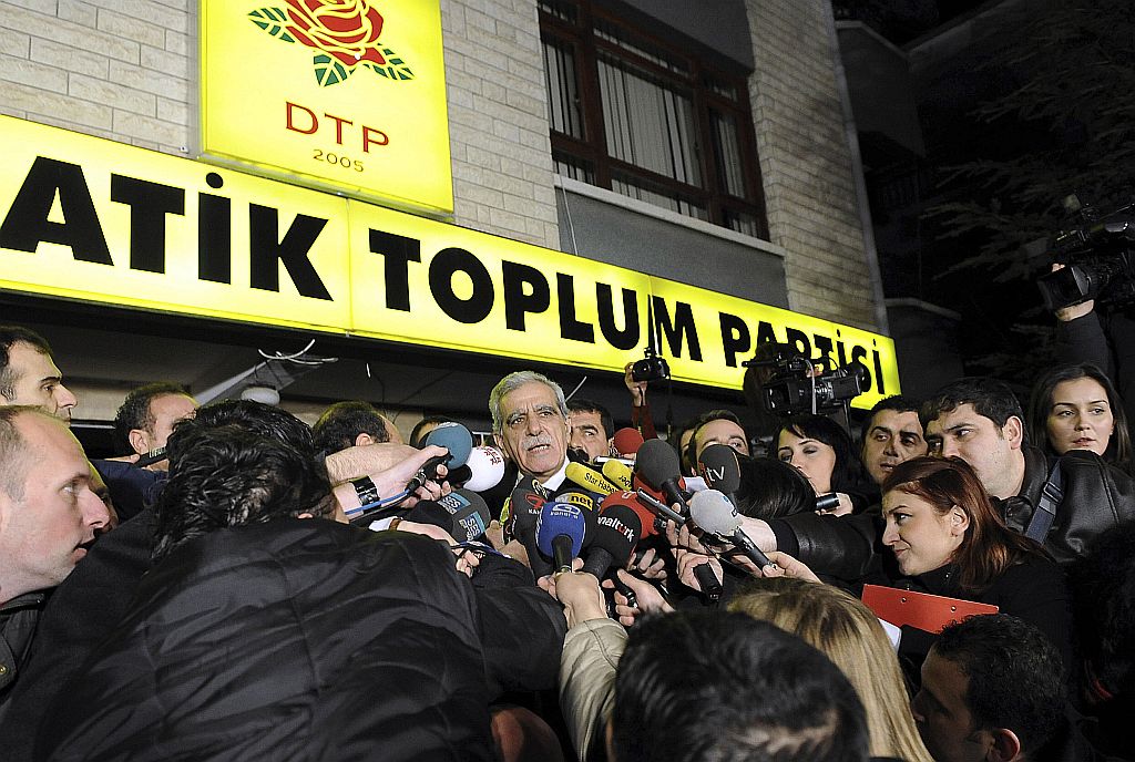 Ahmet Turk, líder pró curdo dá entrevista em frente à sede do partido | Reuters