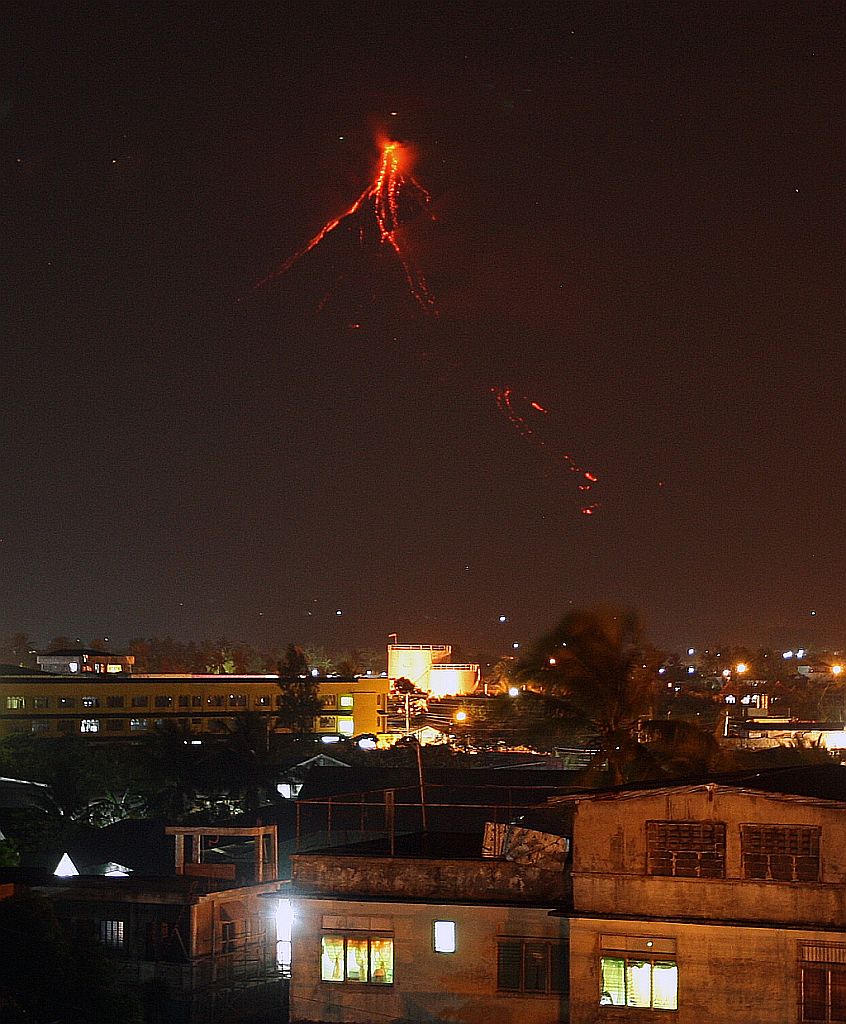 Cerca de 50 mil pessoas foram retiradas das áreas próximas ao vulcão | Reuters