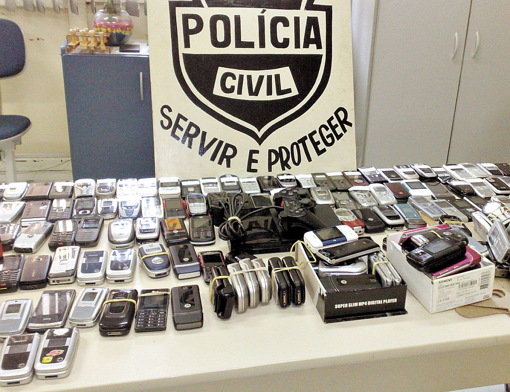 Celulares roubados apreendidos pela polícia: crime pode cair com o bloqueio dos aparelhos | João Varela/Gazeta do Povo
