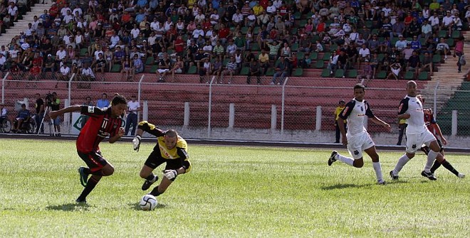 Wallyson dribla Gottardi: na conclusão do lance, o 11 atleticano mandou na trave |