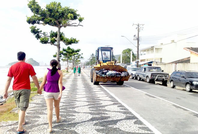Lixo recolhido em Caiobá até as 9 horas desta sexta-feira encheram duas caçambas de caminhão |