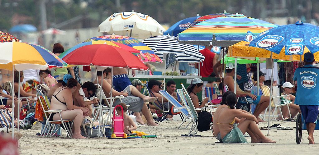 Apesar do sol tímido, o calor levou os veranistas para a areia | Hedeson Alves/Gazeta do Povo