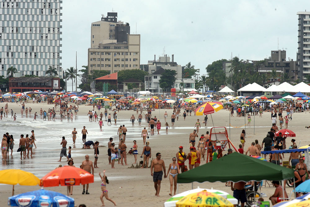 Tempo nublado não espantou os veranistas da praia neste domingo | Hedeson Alves/Gazeta do Povo