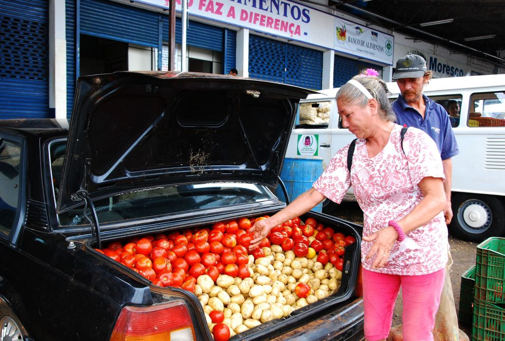 Paraguaia enche o porta-malas com tomates e batatas: propina ajuda a contornar fiscalização | Marcos Labanca/Gazeta do Povo