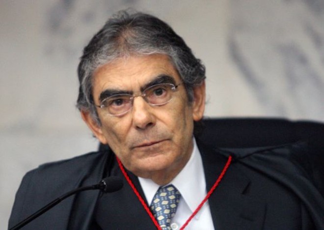 Precatórios -A OAB cobrou ontem os dados sobre a situação do estoque das dívidas públicas judiciais dos estados. Segundo a instituição, os secretários de Fazenda de apenas seis estados brasileiros prestaram as informações que foram requisitadas pelo ministro do STF, Carlos Ayres Britto (foto). A OAB entrou com uma ação direta de inconstitucionalidade em dezembro no Supremo contestando a Emenda Constitucional n.º 62, resultado da PEC que muda as regras para o pagamento dos precatórios títulos da dívida pública. O texto permite a estados e municípios retardar o pagamento e obter descontos de dívidas impostas pela Justiça. |