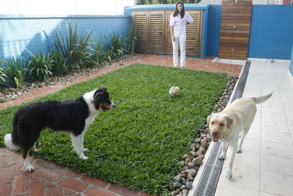 Carolina Ferreira Aquino optou pelo piso drenante que permite plantar grama sobre sua superfície | Aniele Nascimento/ Gazeta do Povo