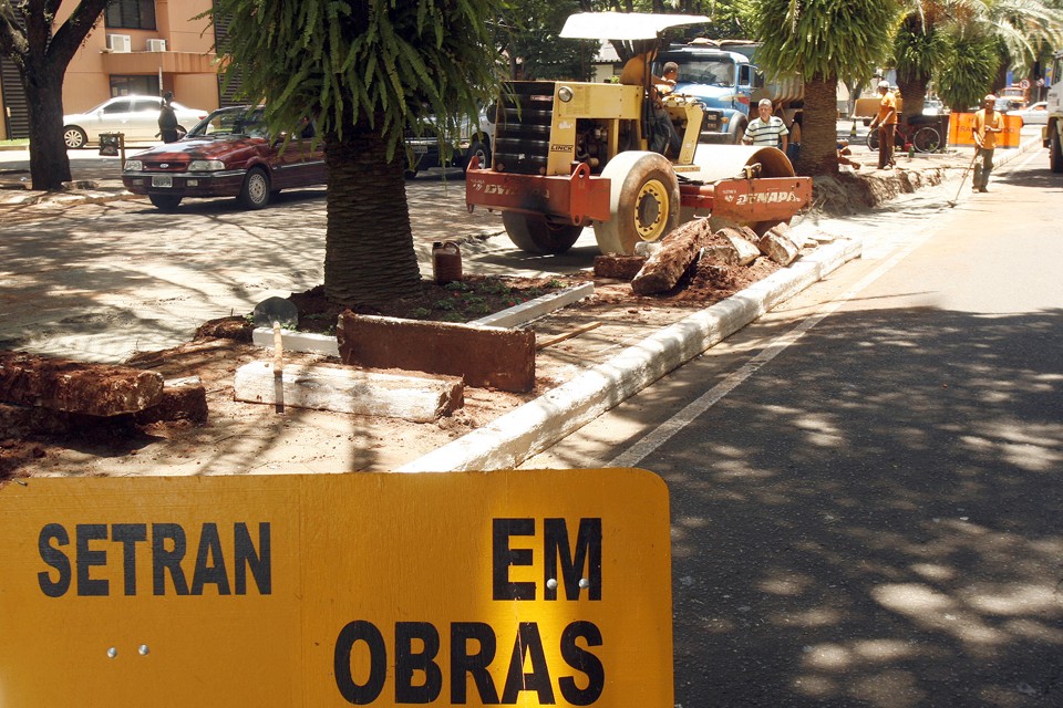 No total serão feitas 55 agulhas que permitirão a transposição dos veículos de um lado da avenida para outro | André Renato/PMM