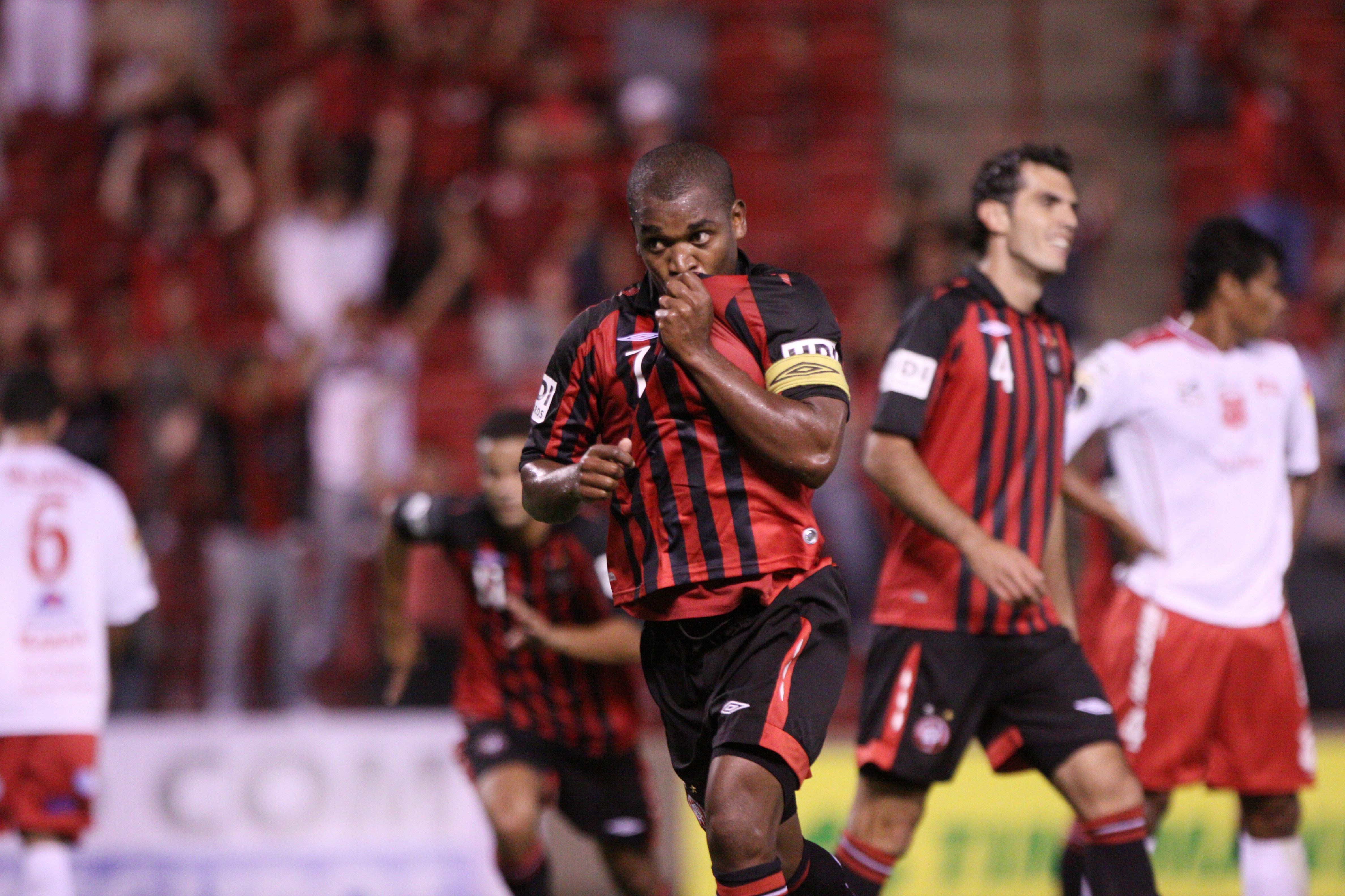 Oportunismo de Alan Bahia abriu caminho para a primeira vitória do Atlético no ano, e de goleada | Giuliano Gomes / Agência Gazeta do Povo