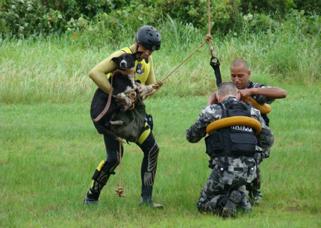 Policiais retiram cachorro Tufão, que também ficou preso no local |