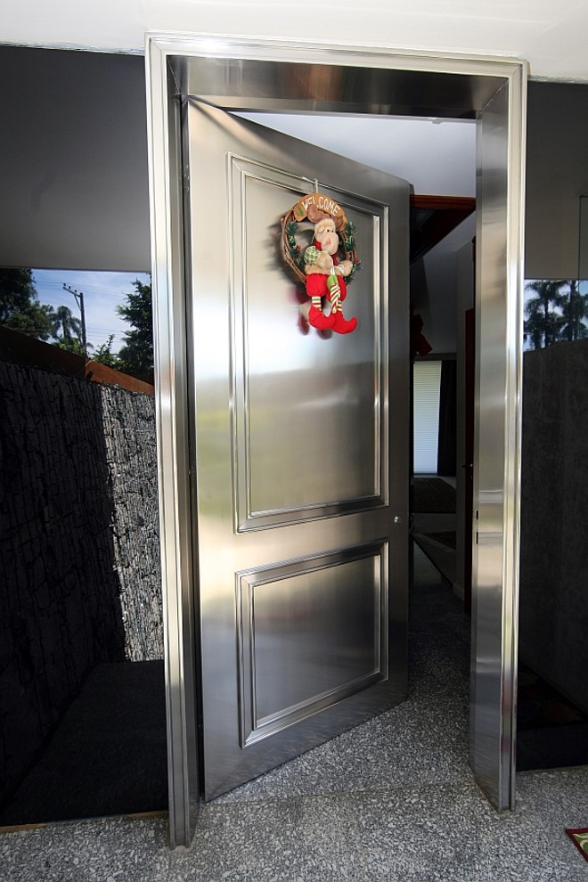 Dica da arquiteta Eliane Caldeira: portas de entrada revestidas com folhas de aço são opções modernas. Projeto da foto é do arquiteto Mauro Brandão, do Rio de Janeiro |