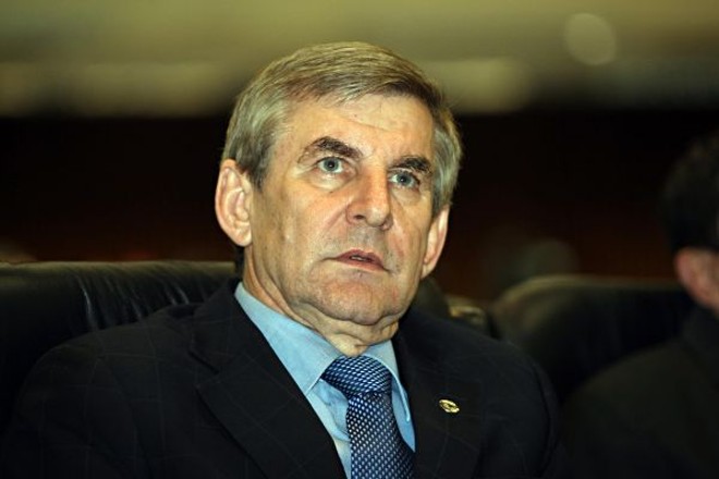 Evitar riscos -Apesar de o PSDB do Paraná ter marcado reunião para definir seu candidato ao governo do estado no próximo dia 18, o líder da oposição na Assembleia Legislativa, Elio Rusch (DEM, foto) continua acreditando que a melhor alternativa para PSDB, DEM e PDT lancem um único candidato a governador. Na avaliação do deputado, é preciso evitar um racha do grupo, pois isso enfraqueceria o palanque do candidato a presidente do PSDB, José Serra, no Paraná. Para Rusch, a melhor opção seria o grupo lançar o senador pedetista Osmar Dias. |