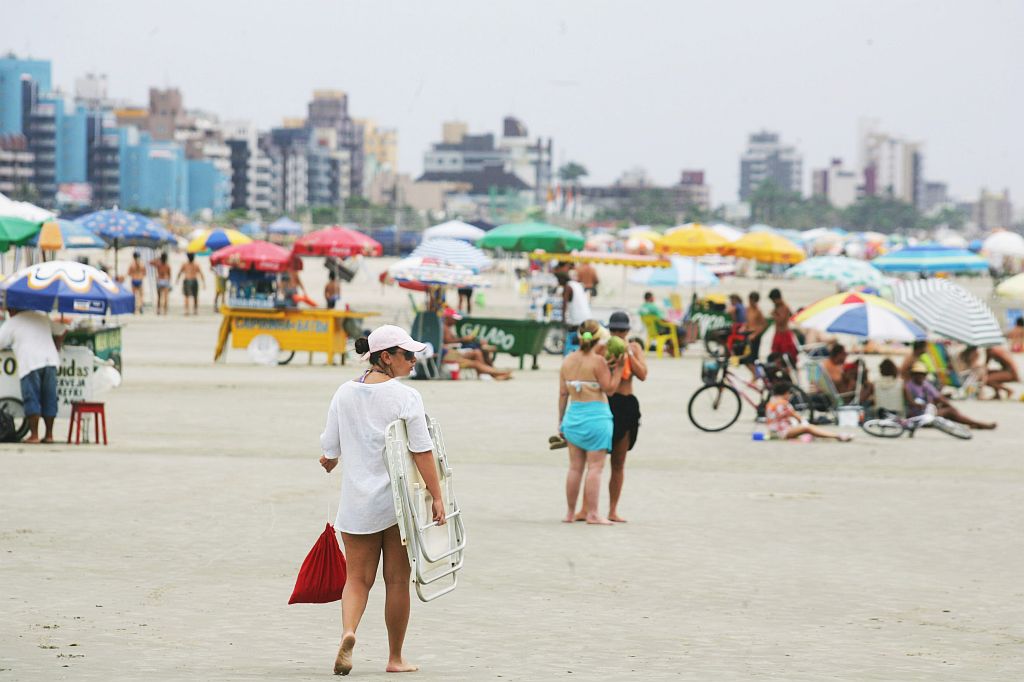Sol apareceu entre muitas nuvens nesta quinta-feira no Litoral do Paraná | Daniel Castellano/Gazeta do Povo