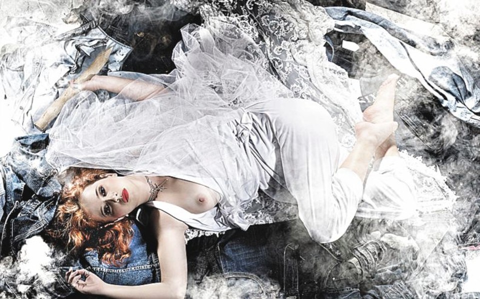 Produzida por Victor Sálvaro, a atriz e artista plástica paranaense Maureen Miranda encarna uma vampira no ensaio da quarta edição da revista Unit Magazine, que acaba de ser lançada. O editorial de moda, assinado por Victor, faz uma homenagem ao universo de Dalton Trevisan | Denis Abruzzo