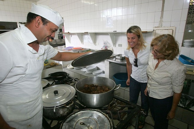 Vera Pimentel (de óculos) e a nora, Brooke: até ontem ela nunca havia ido à cozinha dos restaurantes em que come |