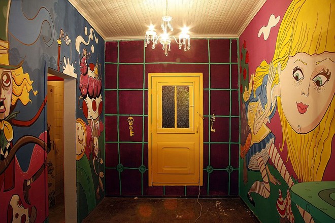 O olhar misterioso de Alice, no ambiente assinado por Diogo César e Etiene Pellizari |